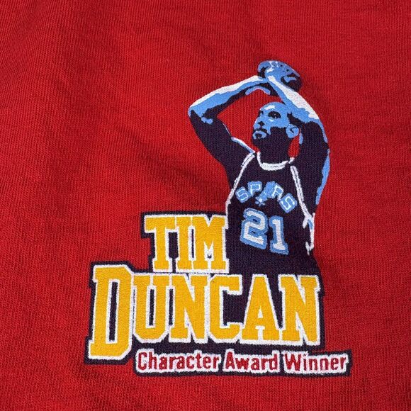 TIM DUNCAN Character Award Winner T-Shirt Mens Size Large San Antonio Spurs Red - Picture 2 of 11